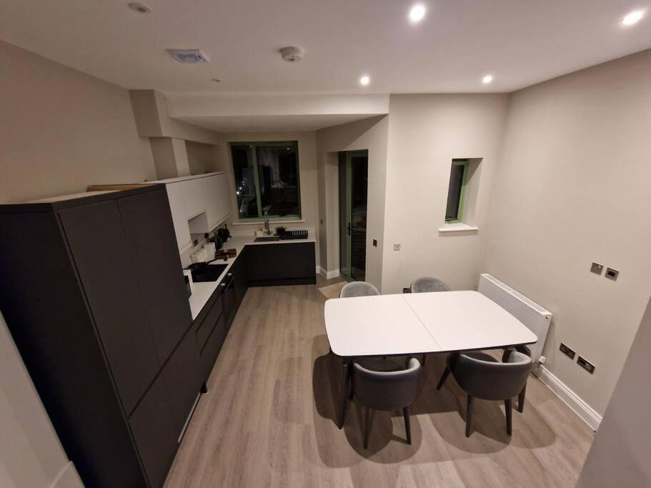 Вилла Stunning Newbuilt 3 Bed House Sleeps 9 Эдмонтон Экстерьер фото